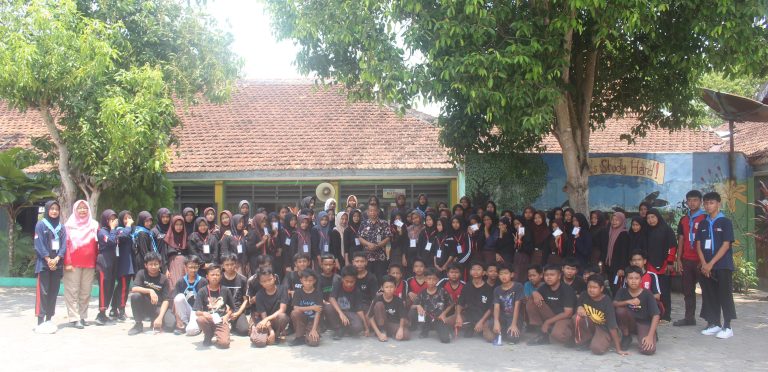 Menumbuhkan Jiwa Relawan PMR Yang Berkarakter “PMR Madya Unit SMP Negeri 1 Nguntoronadi Laksanakan Pelantikan”