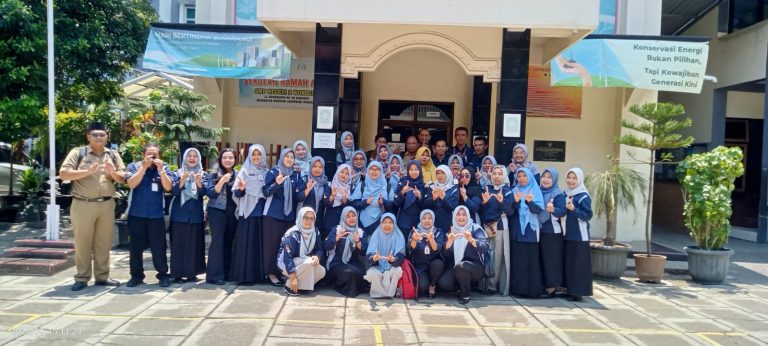 Perkuat Persiapan Lomba dan Pemanfaatan Digital, MGMP Bahasa Inggris Subrayon 01 Gelar Pertemuan Berkala di SMPN 2 Wonogiri